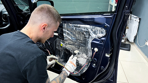 Оклейка технологических отверстий дверей виброизоляцией Хонда Фит Шаттл