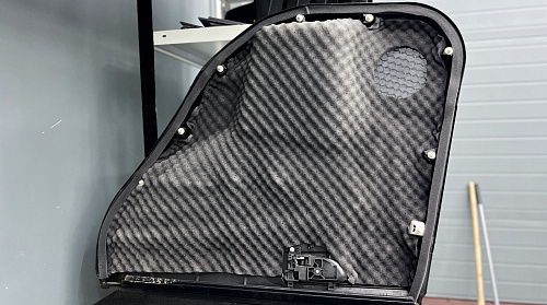 Шумоизоляция дверной обшивки Субару Форестер