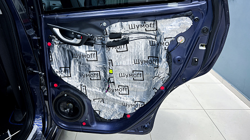 Оклейка технологических отверстий дверей виброизоляцией Хонда Фит Шаттл